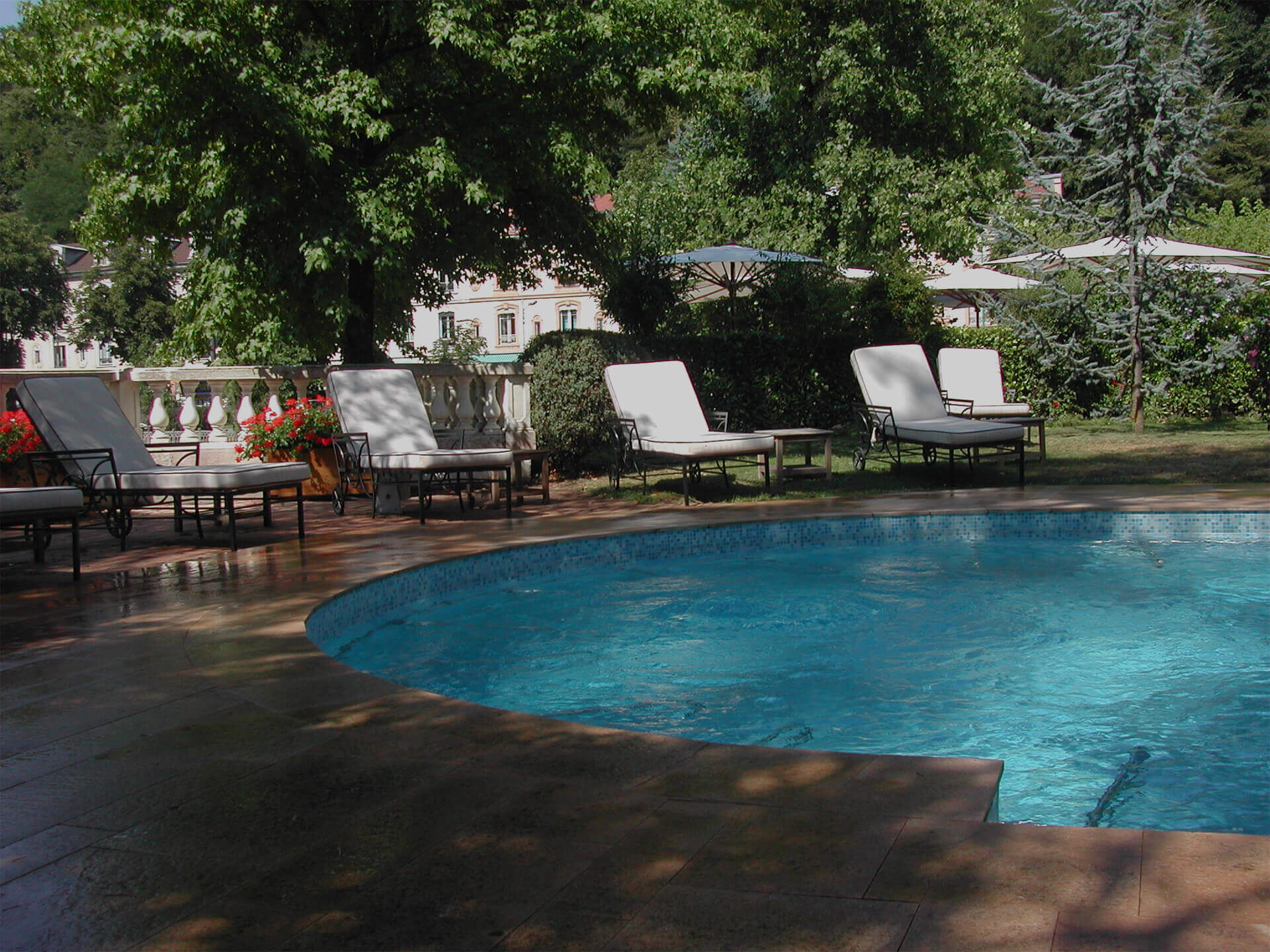 うるおう　 守る　 ゆるがない美しさへ 南仏ユリアージュの 温泉水スキンケア